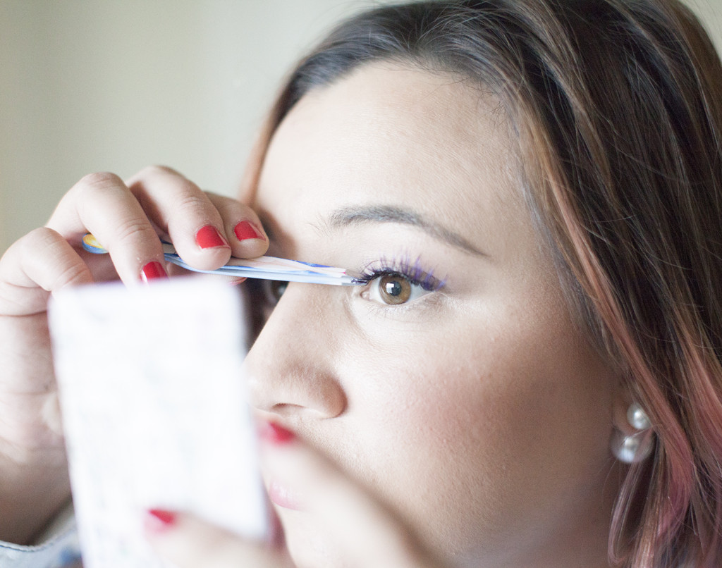 Use-Tweezers-To-Put-On-Strip-Lashes-In-The-Inner-Corners-Of-Your-Eyes