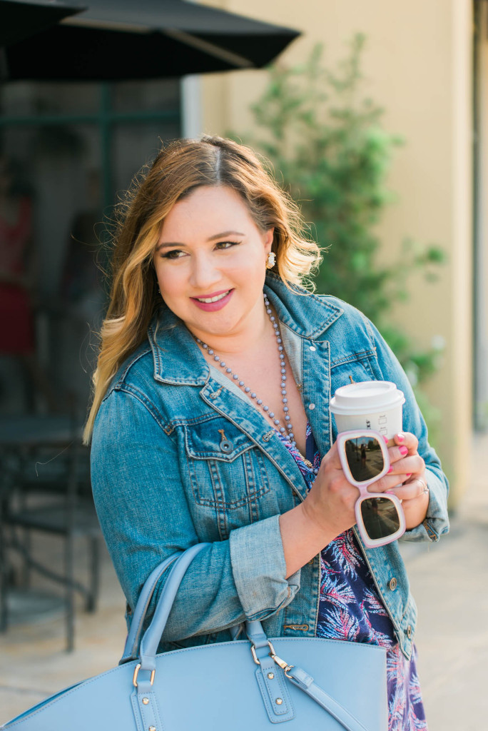 I accessorized with pink and light blue details to highlight those shades of the romper.